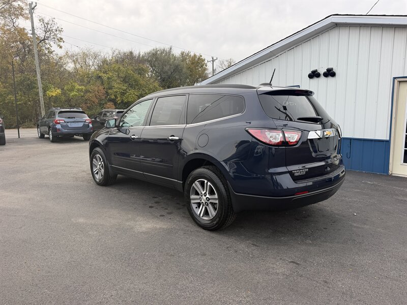 2017 Chevrolet Traverse LT - Photo 3 - Terre Haute, IN 47804