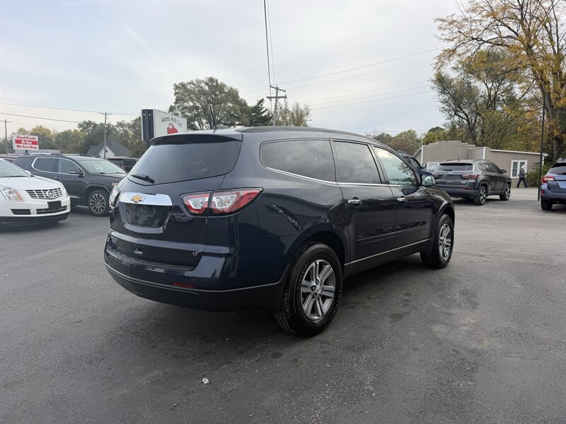 2017 Chevrolet Traverse LT - Photo 5 - Terre Haute, IN 47804