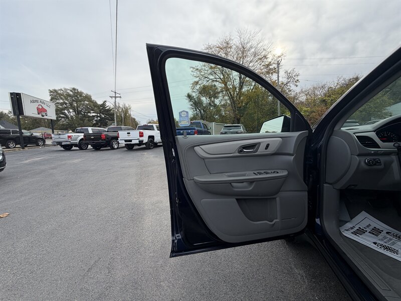 2017 Chevrolet Traverse LT - Photo 22 - Terre Haute, IN 47804