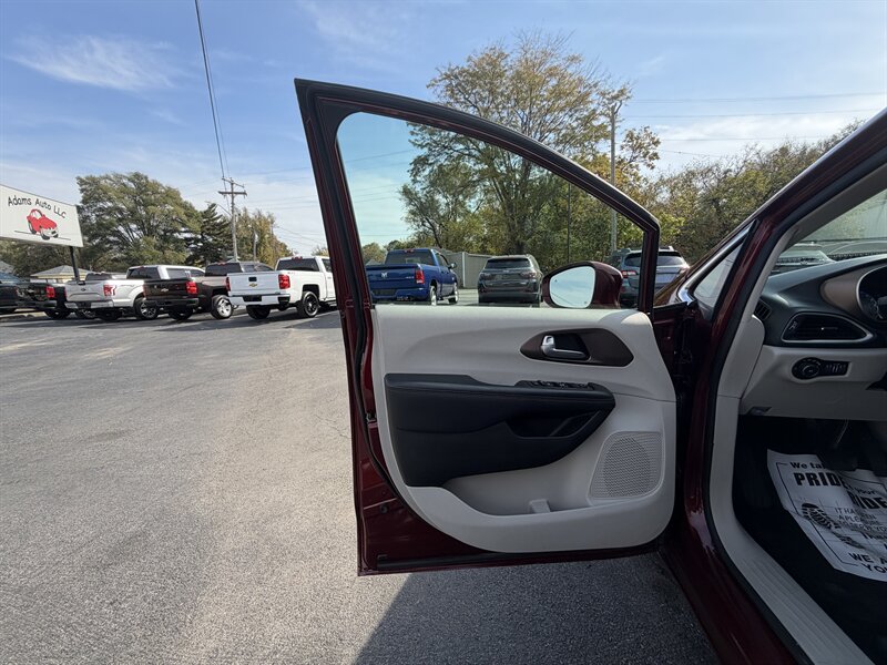 2018 Chrysler Pacifica Touring Plus - Photo 21 - Terre Haute, IN 47804