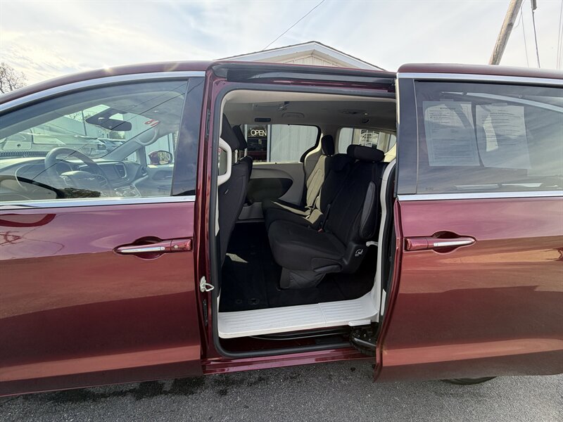2018 Chrysler Pacifica Touring Plus - Photo 8 - Terre Haute, IN 47804