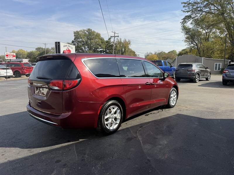 2018 Chrysler Pacifica Touring Plus - Photo 4 - Terre Haute, IN 47804
