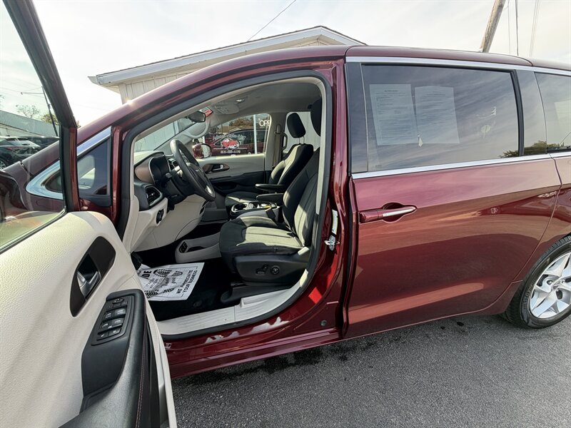 2018 Chrysler Pacifica Touring Plus - Photo 7 - Terre Haute, IN 47804