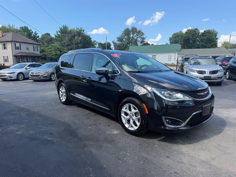 2019 Chrysler Pacifica Limited - Photo 5 - Terre Haute, IN 47804