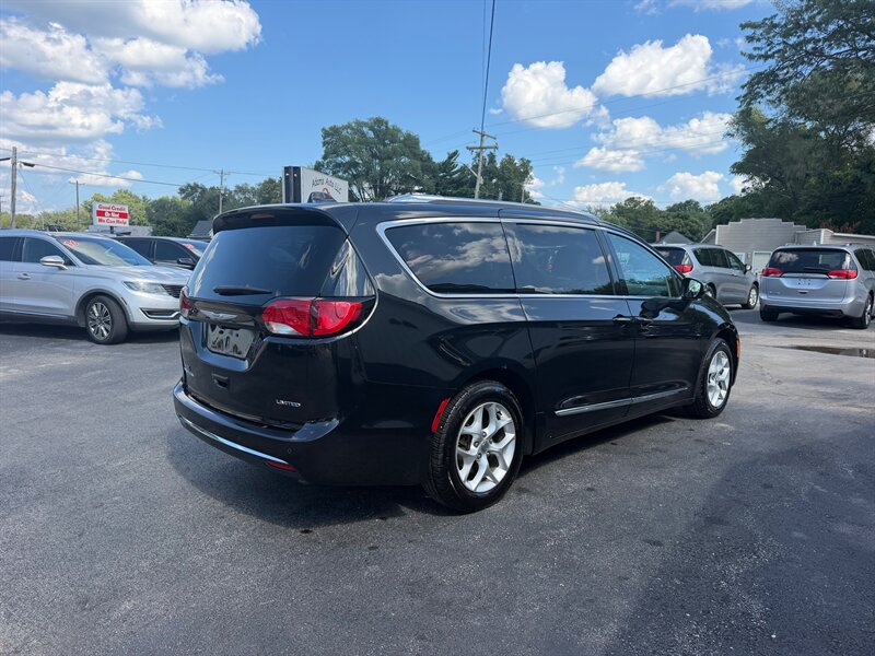 2019 Chrysler Pacifica Limited - Photo 4 - Terre Haute, IN 47804