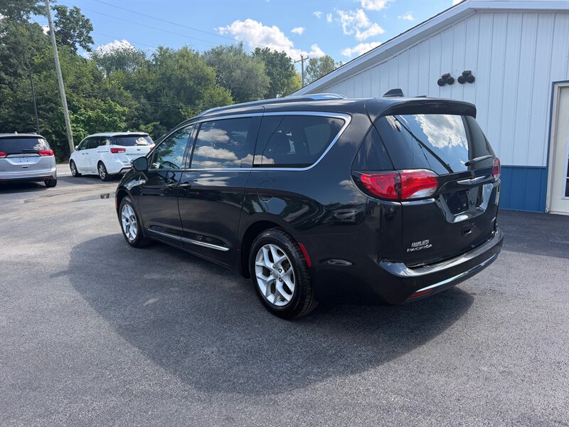 2019 Chrysler Pacifica Limited - Photo 3 - Terre Haute, IN 47804