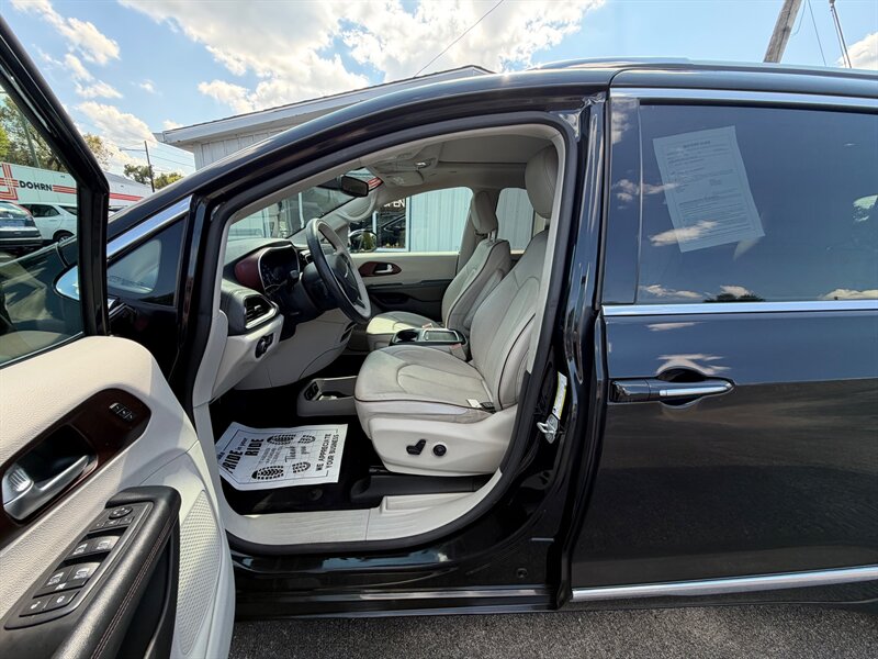 2019 Chrysler Pacifica Limited - Photo 6 - Terre Haute, IN 47804