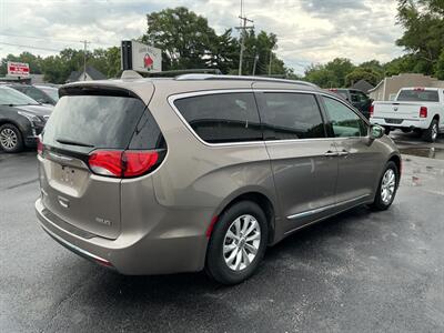 2018 Chrysler Pacifica Touring L - Photo 5 - Terre Haute, IN 47804