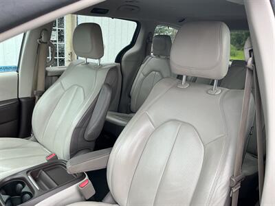 2018 Chrysler Pacifica Touring L - Photo 10 - Terre Haute, IN 47804