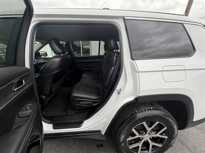 2023 Jeep Grand Cherokee L Limited   - Photo 9 - Terre Haute, IN 47804