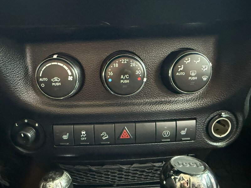 2015 Jeep Wrangler Unlimited Rubicon - Photo 12 - Edmonton, AB T5G 0N9