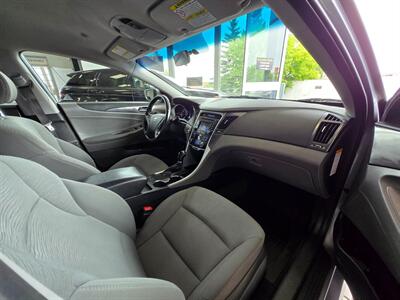 2014 Hyundai SONATA Hybrid   - Photo 17 - Calgery,  