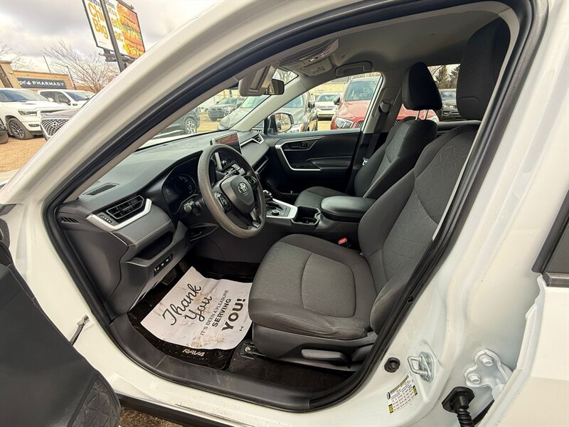 2024 Toyota RAV4 Hybrid LE - Photo 16 - Edmonton, AB T5G 0N9