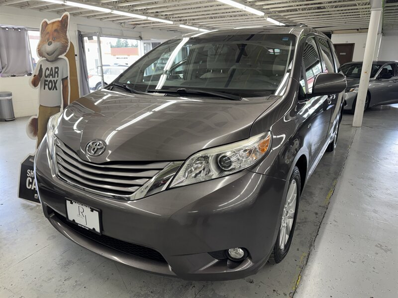 2017 Toyota Sienna XLE 7-Passenger ONE OWNER AWD   - Photo 1 - Portland, OR 97267