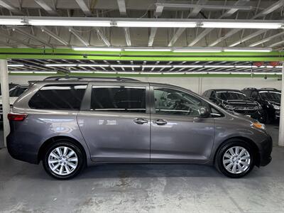 2017 Toyota Sienna XLE 7-Passenger ONE OWNER AWD - Photo 7 - Portland, OR 97267