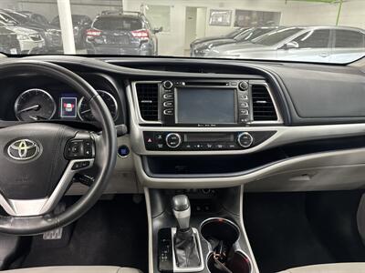 2017 Toyota Highlander XLE ONE OWNER (7 PASSENGER)   - Photo 11 - Portland, OR 97267
