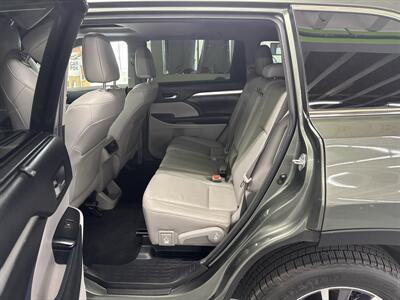 2017 Toyota Highlander XLE ONE OWNER (7 PASSENGER)   - Photo 14 - Portland, OR 97267