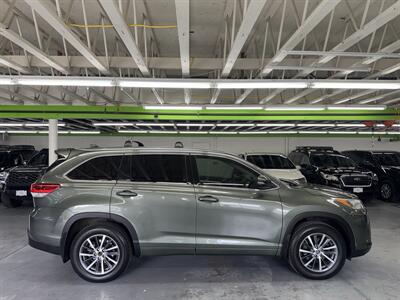 2017 Toyota Highlander XLE ONE OWNER (7 PASSENGER)   - Photo 8 - Portland, OR 97267