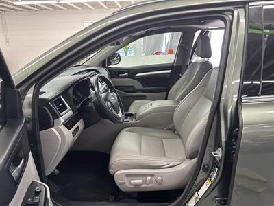 2017 Toyota Highlander XLE ONE OWNER (7 PASSENGER)   - Photo 13 - Portland, OR 97267