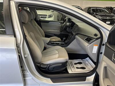 2016 Hyundai SONATA Hybrid SE ONE OWNER (LOW MILES 53K)   - Photo 13 - Portland, OR 97267