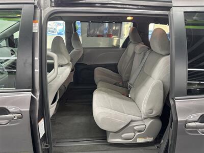 2015 Toyota Sienna LE 8-Passenger 27 SERVICE RECORDS (1 OWNER) - Photo 14 - Portland, OR 97267