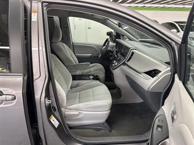 2015 Toyota Sienna LE 8-Passenger 27 SERVICE RECORDS (1 OWNER) - Photo 16 - Portland, OR 97267