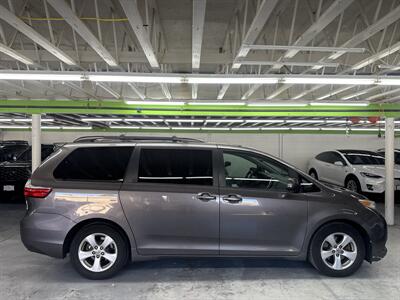 2015 Toyota Sienna LE 8-Passenger 27 SERVICE RECORDS (1 OWNER) - Photo 8 - Portland, OR 97267