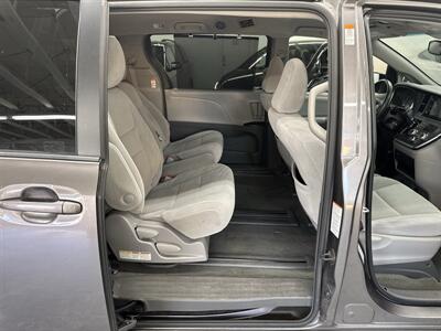2015 Toyota Sienna LE 8-Passenger 27 SERVICE RECORDS (1 OWNER) - Photo 17 - Portland, OR 97267
