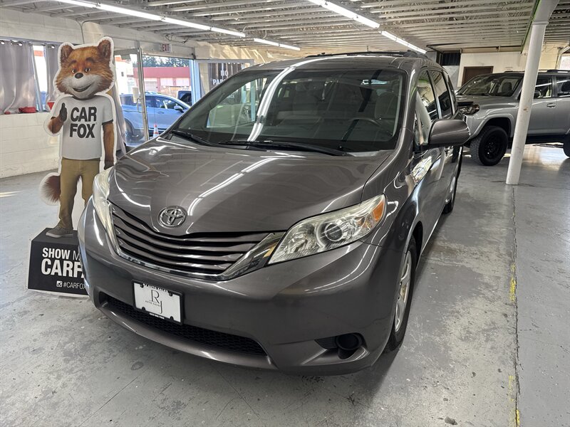 2015 Toyota Sienna LE 8-Passenger 27 SERVICE RECORDS (1 OWNER)   - Photo 1 - Portland, OR 97267