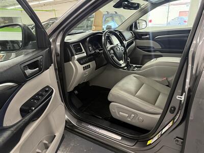 2018 Toyota Highlander Limited NO ACCIDENT 18 SERVICE RECORDS   - Photo 11 - Portland, OR 97267