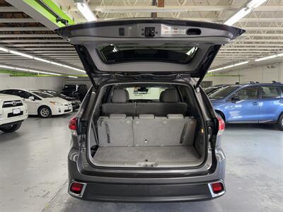 2018 Toyota Highlander Limited NO ACCIDENT 18 SERVICE RECORDS   - Photo 16 - Portland, OR 97267