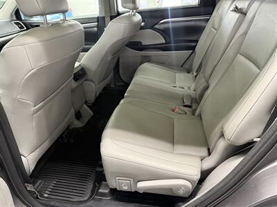 2018 Toyota Highlander Limited NO ACCIDENT 18 SERVICE RECORDS   - Photo 13 - Portland, OR 97267