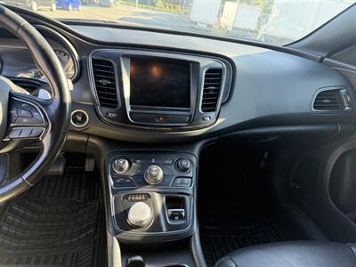 2016 Chrysler 200 S   - Photo 13 - Langley, BC V3A 4H1