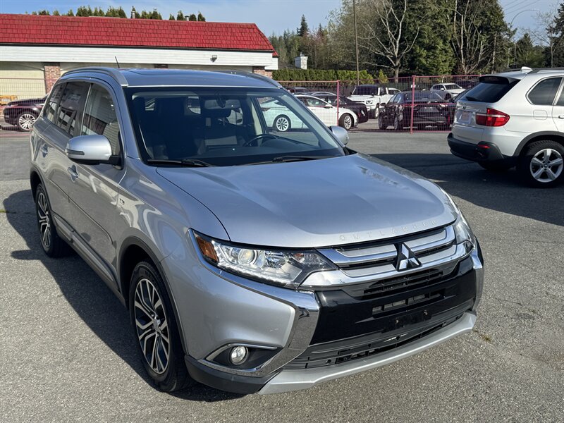 2016 Mitsubishi Outlander SE  