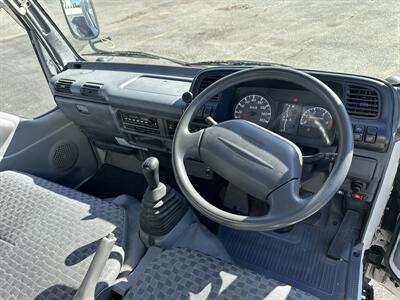 2004 Isuzu Elf Truck   - Photo 9 - Langley, BC V3A 4H1