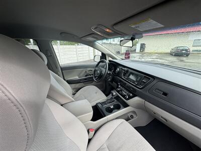 2017 Kia Sedona L - Photo 13 - Langley, BC V3A 4H1