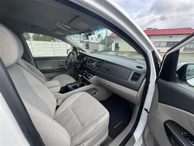 2017 Kia Sedona L - Photo 14 - Langley, BC V3A 4H1