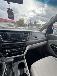 2017 Kia Sedona L - Photo 11 - Langley, BC V3A 4H1