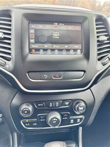 2019 Jeep Cherokee Latitude Plus   - Photo 10 - Honesdale, PA 18431