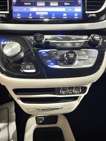 2024 Chrysler Pacifica Touring L - Photo 11