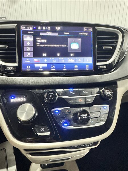 2024 Chrysler Pacifica Touring L - Photo 10