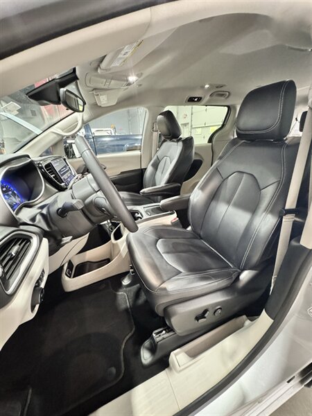 2024 Chrysler Pacifica Touring L - Photo 6