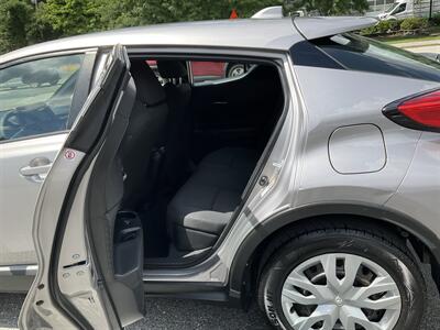 2019 Toyota C-HR LE - Photo 10 - Acton, MA 01720