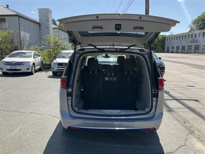 2017 Chrysler Pacifica Touring-L - Photo 11 - Acton, MA 01720