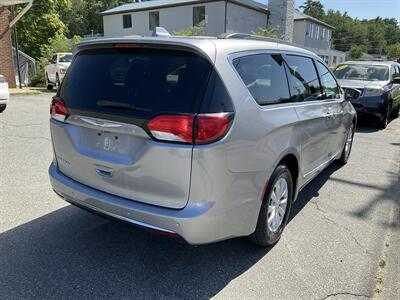 2017 Chrysler Pacifica Touring-L - Photo 5 - Acton, MA 01720