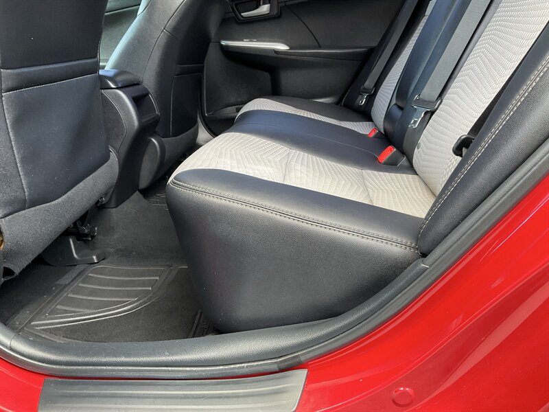 2014 Toyota Camry SE - Photo 16