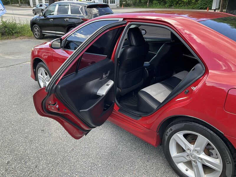 2014 Toyota Camry SE - Photo 14