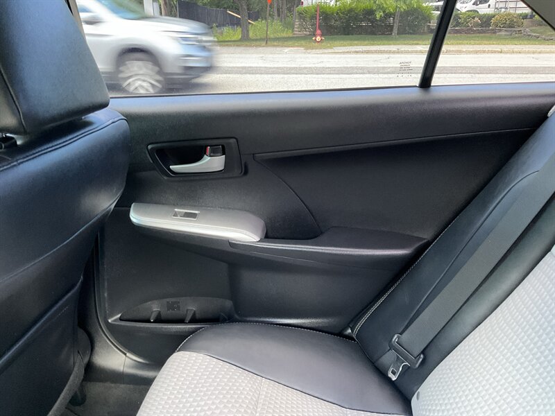 2014 Toyota Camry SE - Photo 17