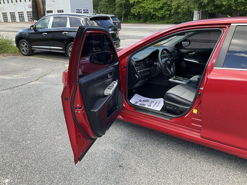 2014 Toyota Camry SE - Photo 21