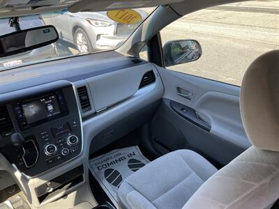 2017 Toyota Sienna LE 7-Passenger - Photo 19 - Acton, MA 01720